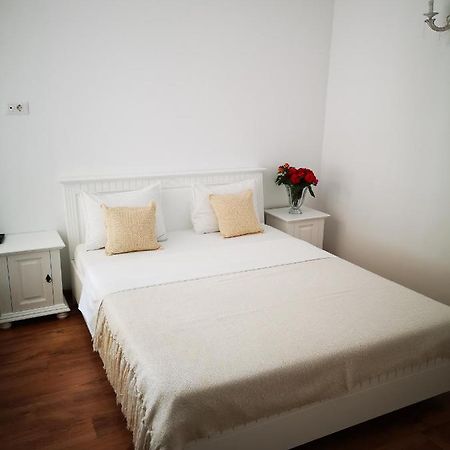 Brize Guest House Тузла Екстериор снимка