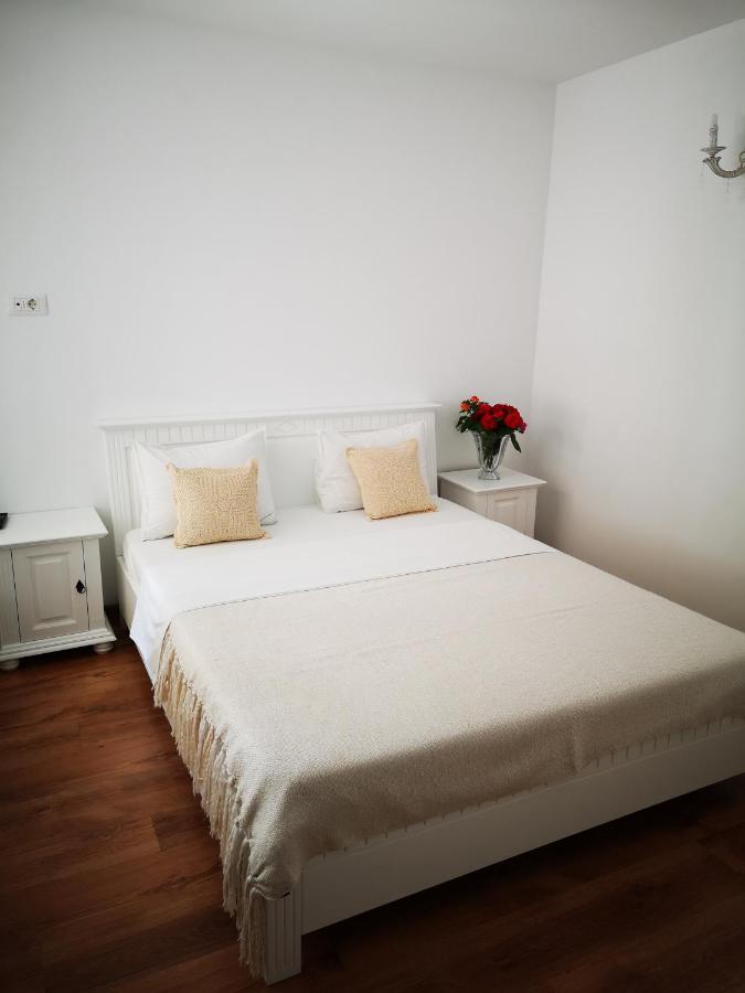Brize Guest House Тузла Екстериор снимка